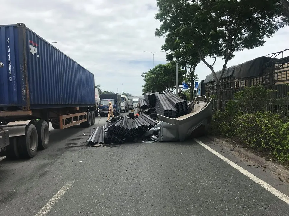 Cabin xe đầu kéo bị hất văng xuống đường sau cú phanh gấp ảnh 4