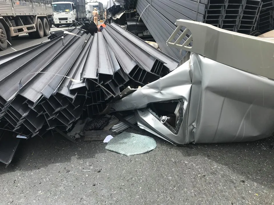 Cabin xe đầu kéo bị hất văng xuống đường sau cú phanh gấp ảnh 2