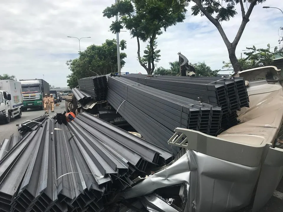 Cabin xe đầu kéo bị hất văng xuống đường sau cú phanh gấp ảnh 7