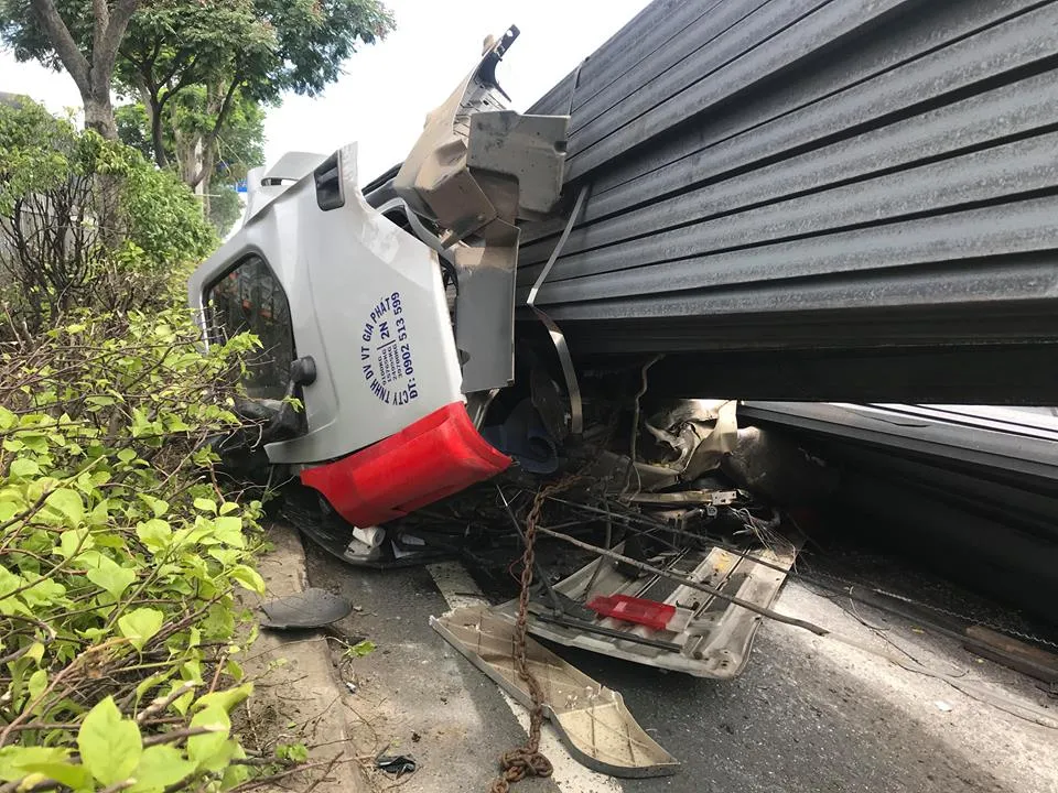 Cabin xe đầu kéo bị hất văng xuống đường sau cú phanh gấp ảnh 6