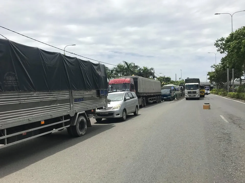 Cabin xe đầu kéo bị hất văng xuống đường sau cú phanh gấp ảnh 8