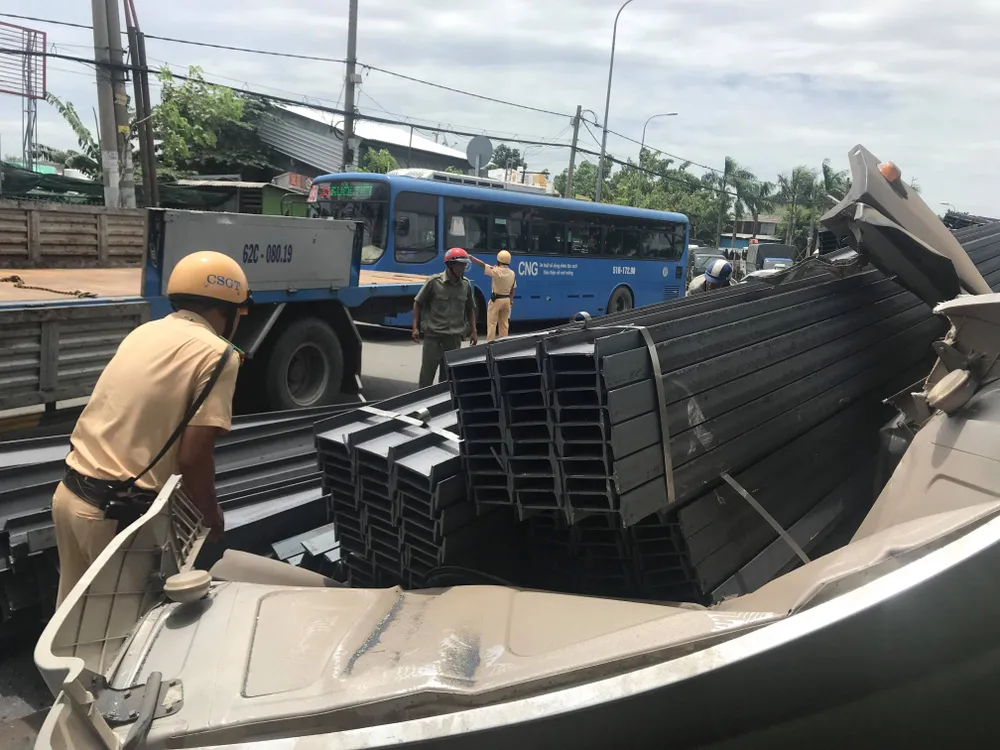 Cabin xe đầu kéo bị hất văng xuống đường sau cú phanh gấp ảnh 9