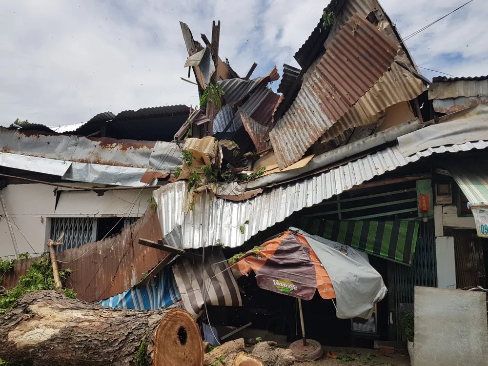 Cây cổ thụ bật gốc đè 3 căn nhà, bé gái 13 tuổi bị thương  ảnh 6