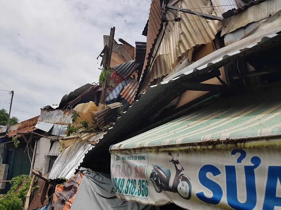 Cây cổ thụ bật gốc đè 3 căn nhà, bé gái 13 tuổi bị thương  ảnh 7