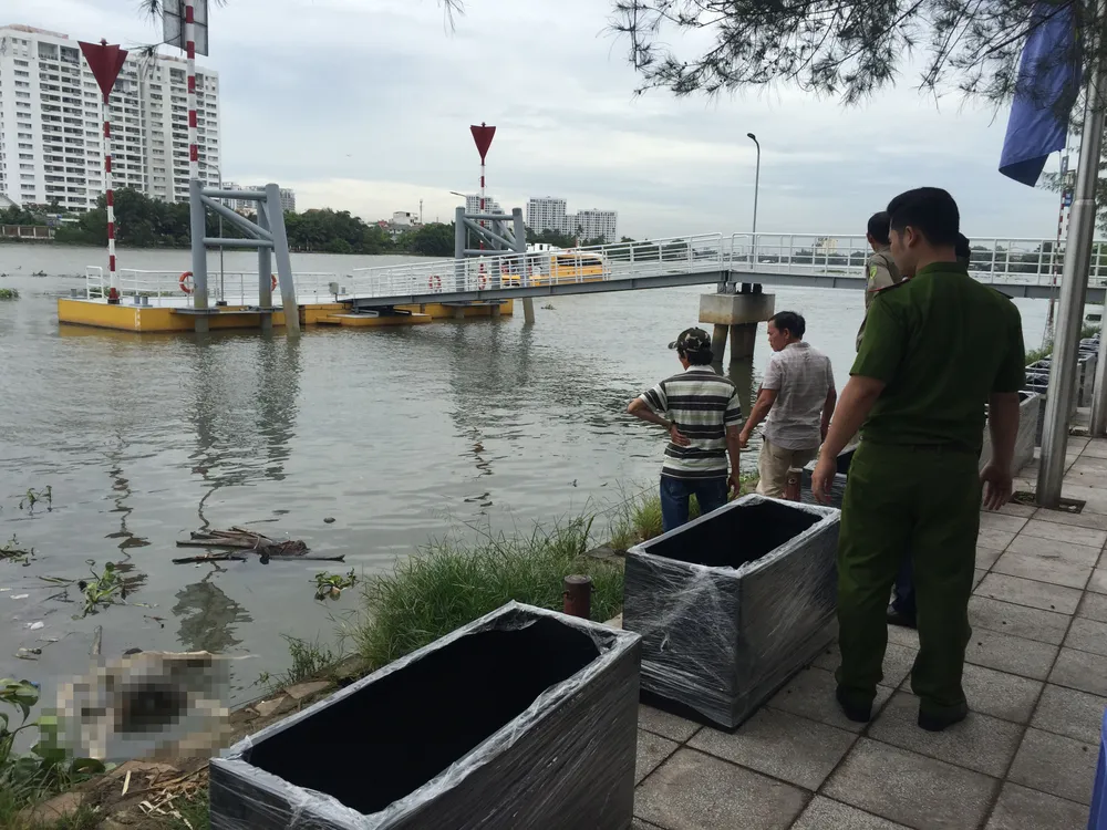 Hốt hoảng phát hiện thi thể người đàn ông trôi trên sông Sài Gòn  ảnh 2