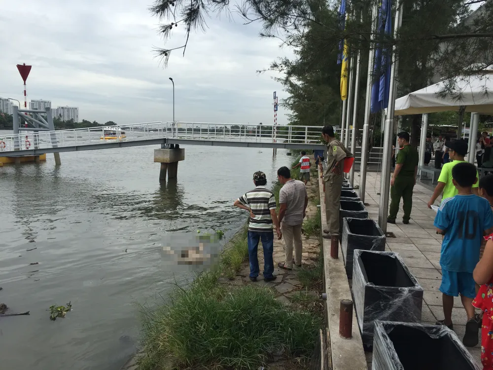 Hốt hoảng phát hiện thi thể người đàn ông trôi trên sông Sài Gòn  ảnh 1
