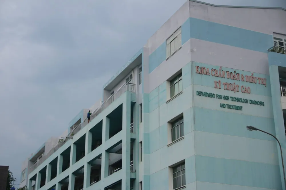 Giải cứu thanh niên dọa nhảy lầu ở Bệnh viện Trưng Vương ảnh 2