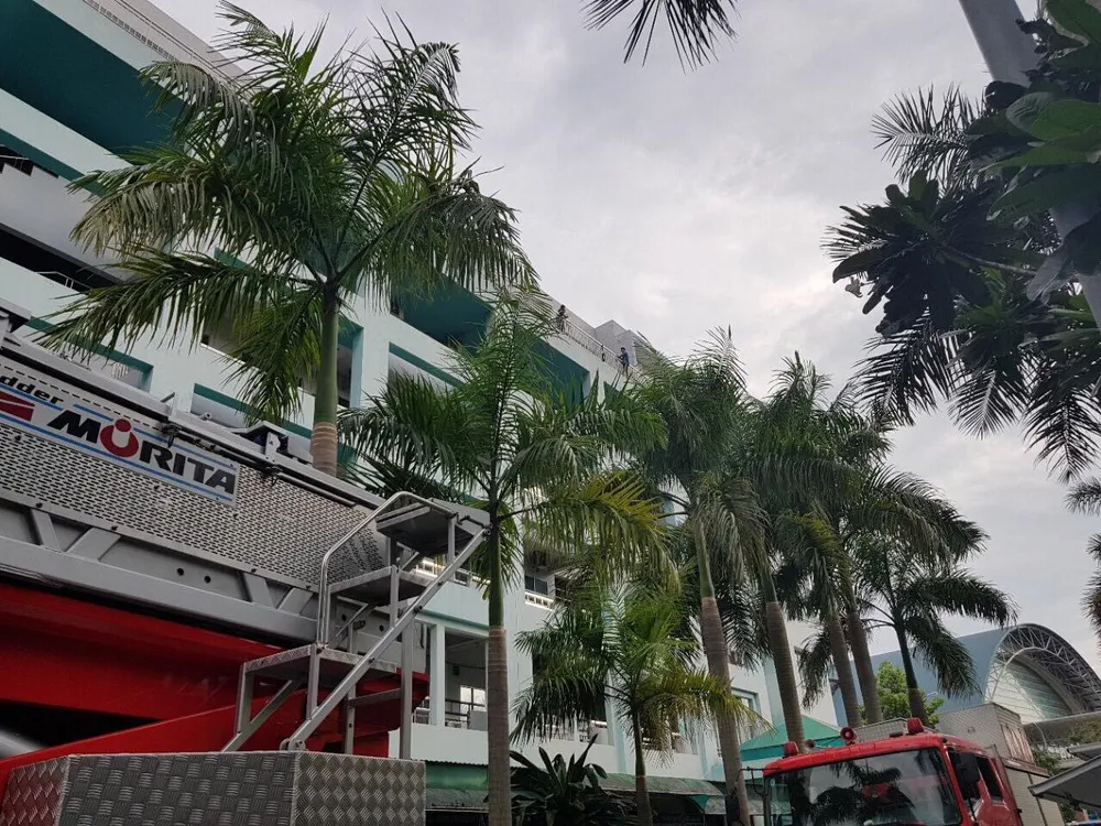 Giải cứu thanh niên dọa nhảy lầu ở Bệnh viện Trưng Vương ảnh 4