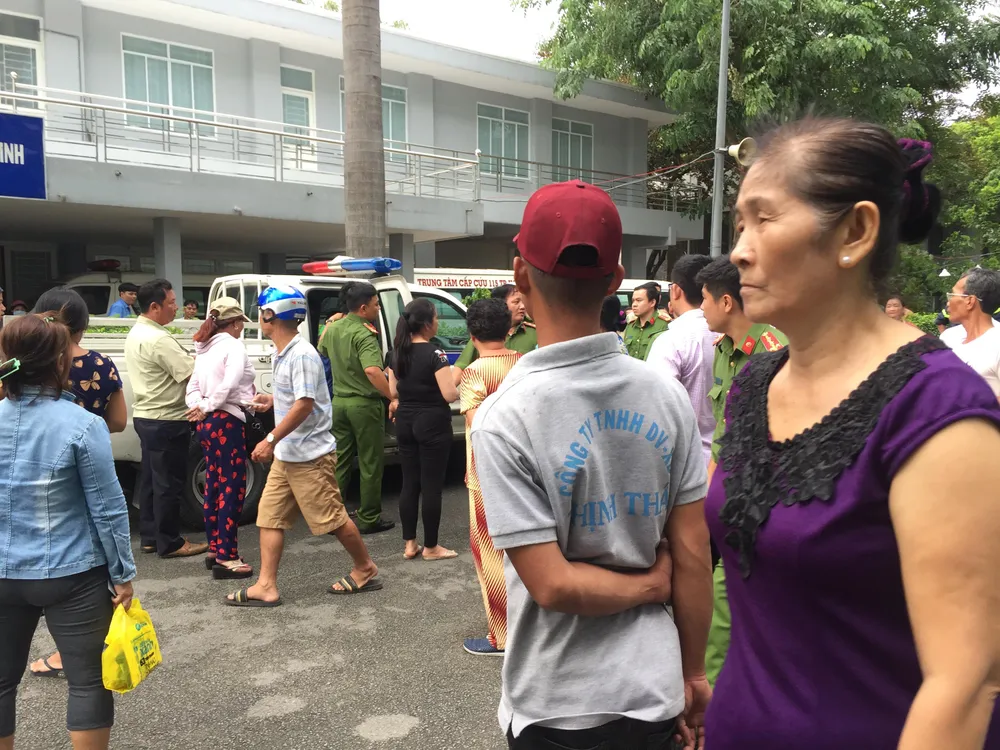 Giải cứu thanh niên dọa nhảy lầu ở Bệnh viện Trưng Vương ảnh 1
