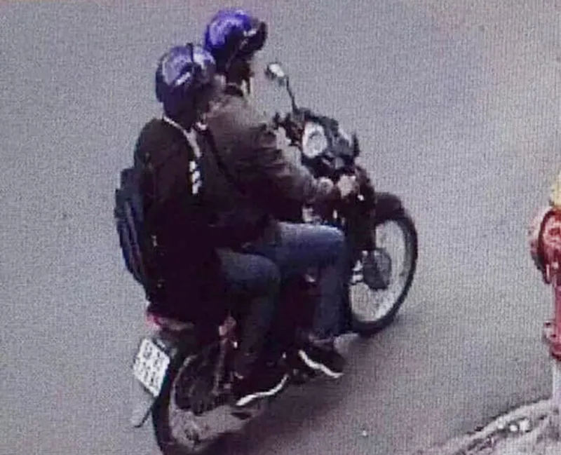 Hai nghi can liên quan đến vụ nổ. Cắt từ camera an ninh