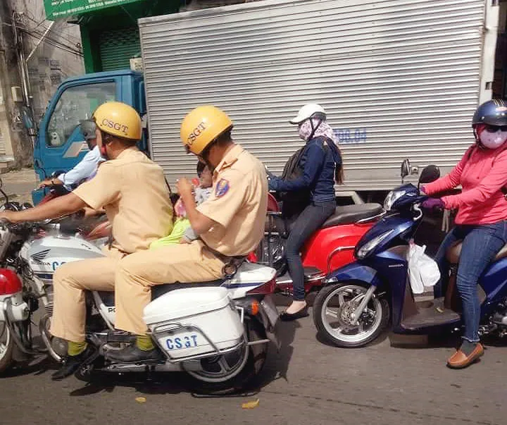 Mẹ hoảng loạn khi con 14 tháng tuổi ngất xỉu, CSGT đưa bé đi cấp cứu bằng xe đặc chủng ảnh 1