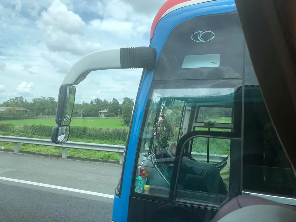 Xôn xao clip tài xế lái xe bằng chân trên cao tốc Trung Lương ảnh 2