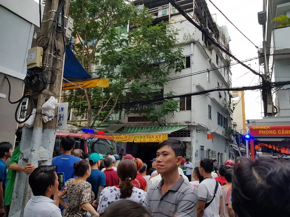 Căn nhà 4 tầng bốc cháy dữ dội, nhiều nhân viên chạy tán loạn ảnh 3