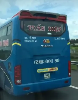 Xôn xao clip tài xế lái xe bằng chân trên cao tốc Trung Lương ảnh 1