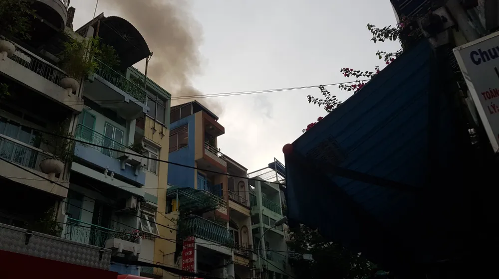 Căn nhà 4 tầng bốc cháy dữ dội, nhiều nhân viên chạy tán loạn ảnh 1