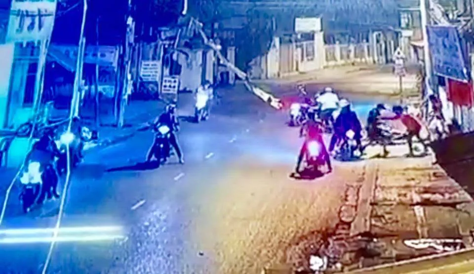 Bắt nhóm đối tượng truy sát nhóm thanh niên vì ghen... nhầm ảnh 3