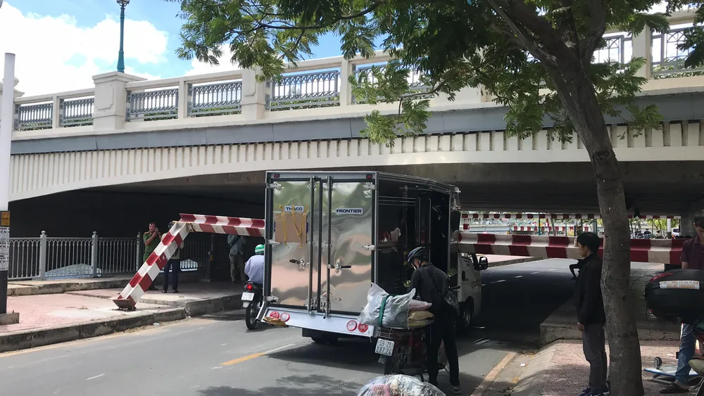 Xe tải kéo ngã thanh barie dưới cầu Bông, giao thông ùn ứ ảnh 2