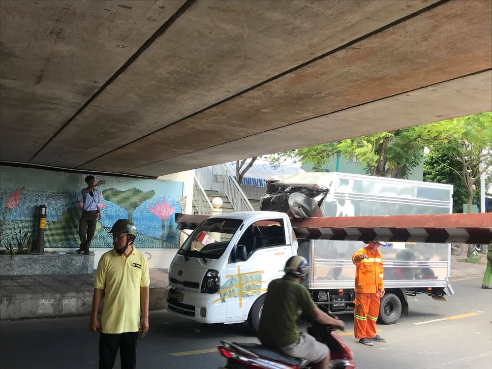 Xe tải kéo ngã thanh barie dưới cầu Bông, giao thông ùn ứ ảnh 3
