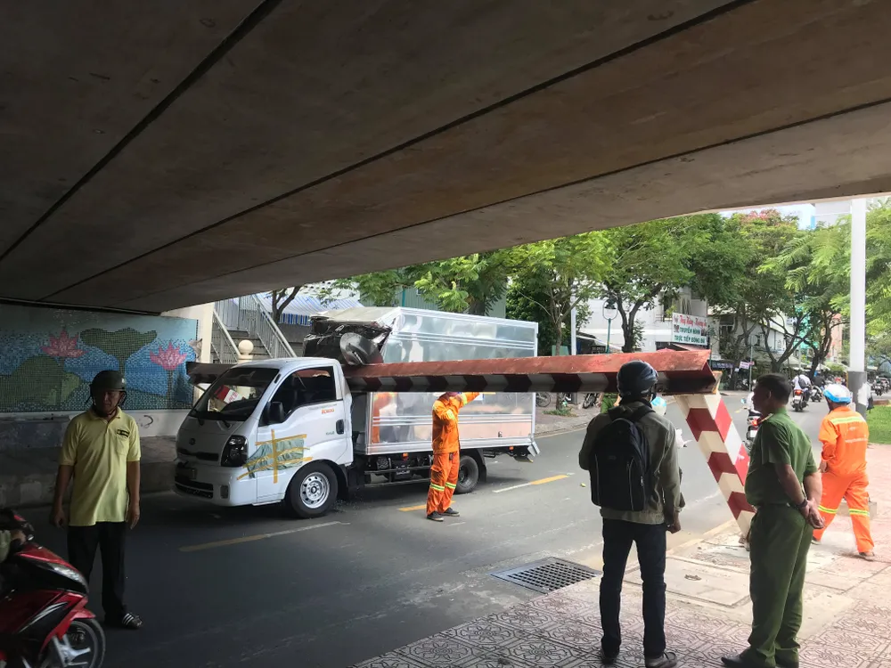 Xe tải kéo ngã thanh barie dưới cầu Bông, giao thông ùn ứ ảnh 4