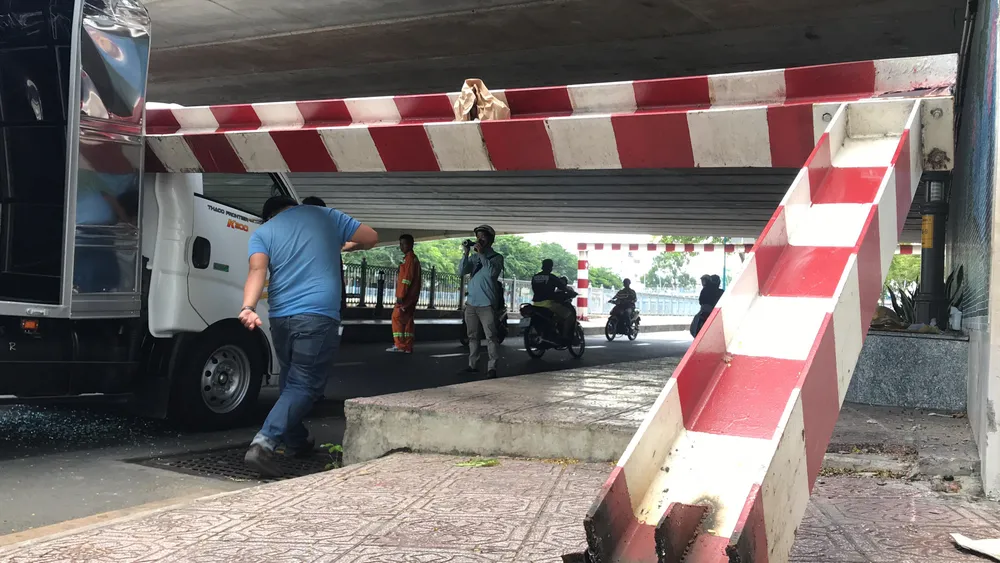 Xe tải kéo ngã thanh barie dưới cầu Bông, giao thông ùn ứ ảnh 8