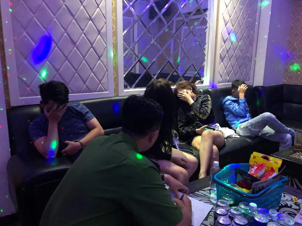 Kiểm tra quán karaoke ở quận 5, phát hiện 16 người nghi sử dụng ma túy ảnh 10