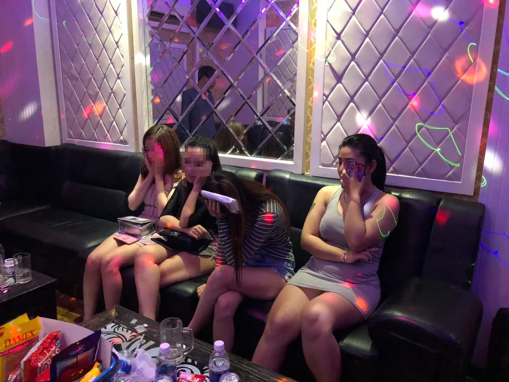 Kiểm tra quán karaoke ở quận 5, phát hiện 16 người nghi sử dụng ma túy ảnh 3