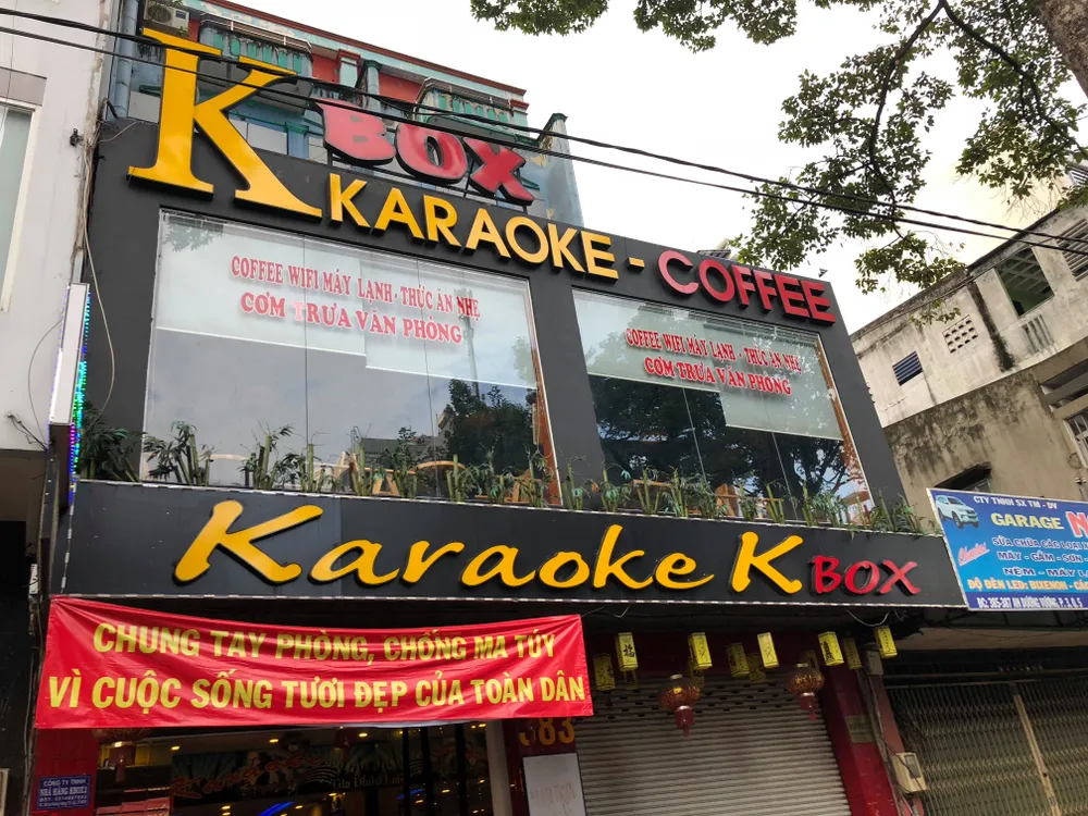 Kiểm tra quán karaoke ở quận 5, phát hiện 16 người nghi sử dụng ma túy ảnh 1