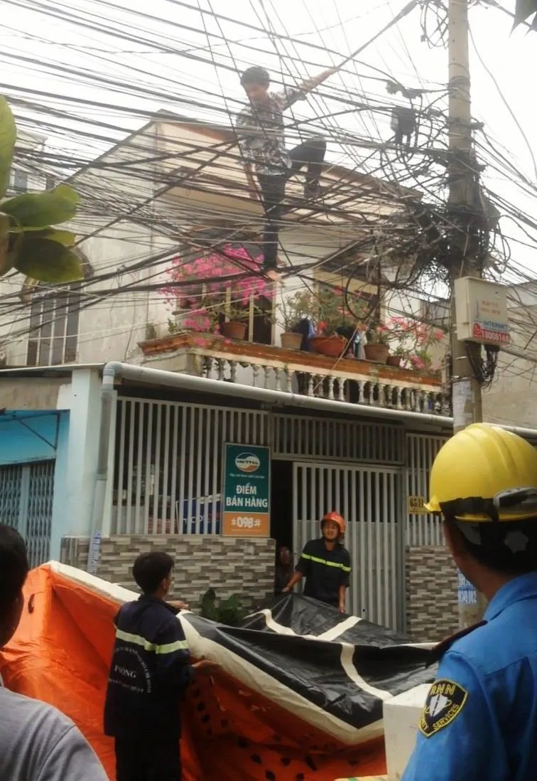 Giải cứu nam thanh niên nghi ngáo đá leo lên cột điện la hét ở quận Thủ Đức ảnh 5