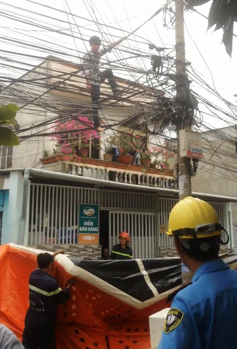 Giải cứu nam thanh niên nghi ngáo đá leo lên cột điện la hét ở quận Thủ Đức ảnh 7