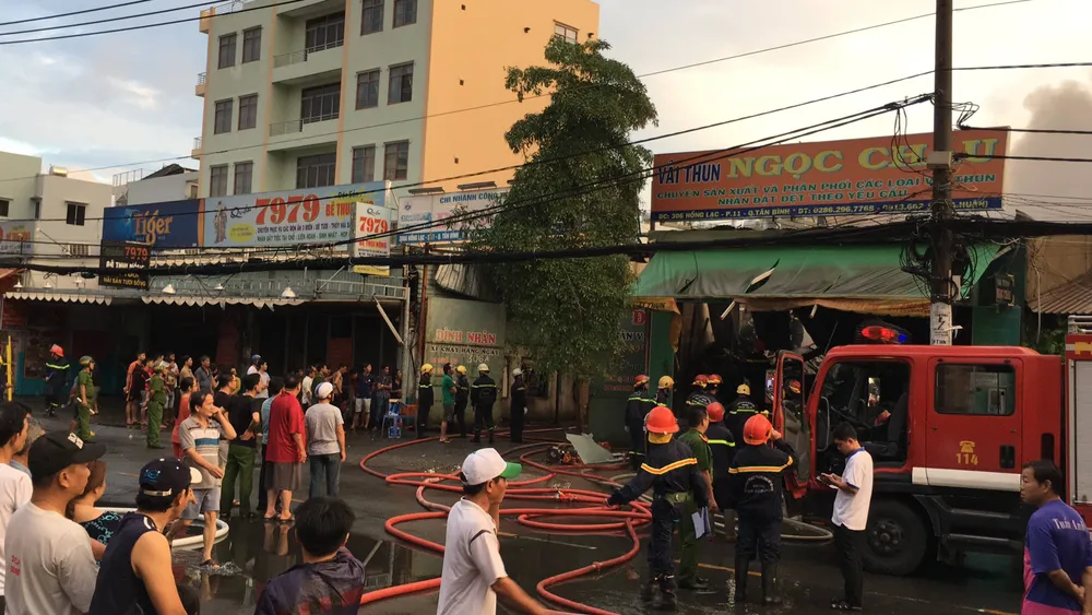 Cháy lớn ở kho vải, phải huy động hơn 100 chiến sĩ PCCC ảnh 5