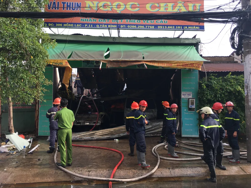 Cháy lớn ở kho vải, phải huy động hơn 100 chiến sĩ PCCC ảnh 1