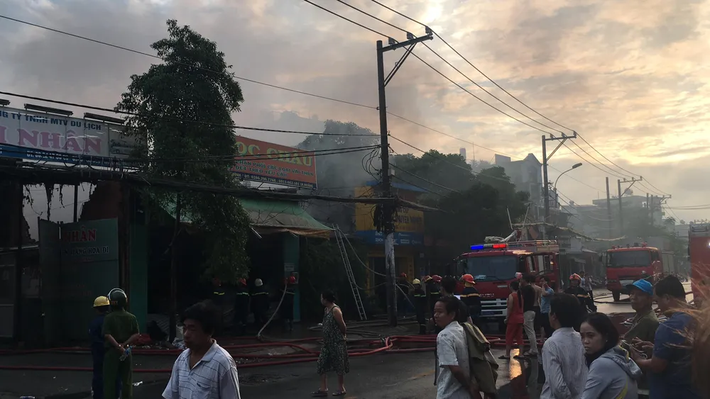 Cháy lớn ở kho vải, phải huy động hơn 100 chiến sĩ PCCC ảnh 3