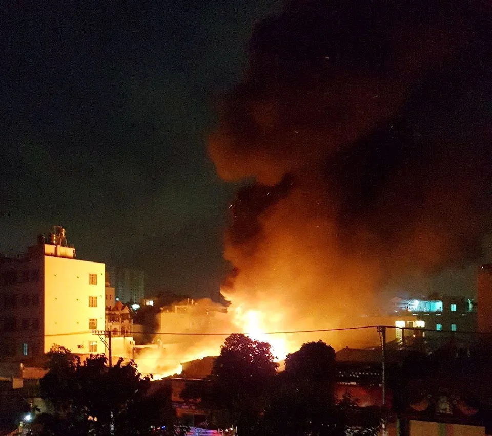 Cháy lớn ở kho vải, phải huy động hơn 100 chiến sĩ PCCC ảnh 2