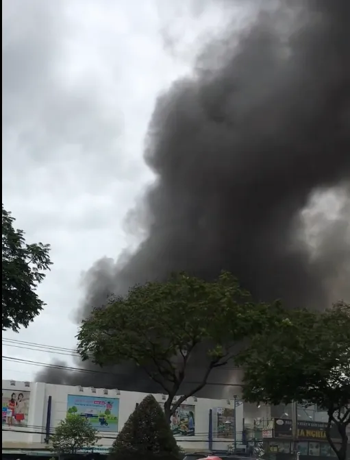 Hàng trăm cảnh sát tham gia chữa cháy ở xưởng gỗ gần siêu thị Co.opmart ảnh 3