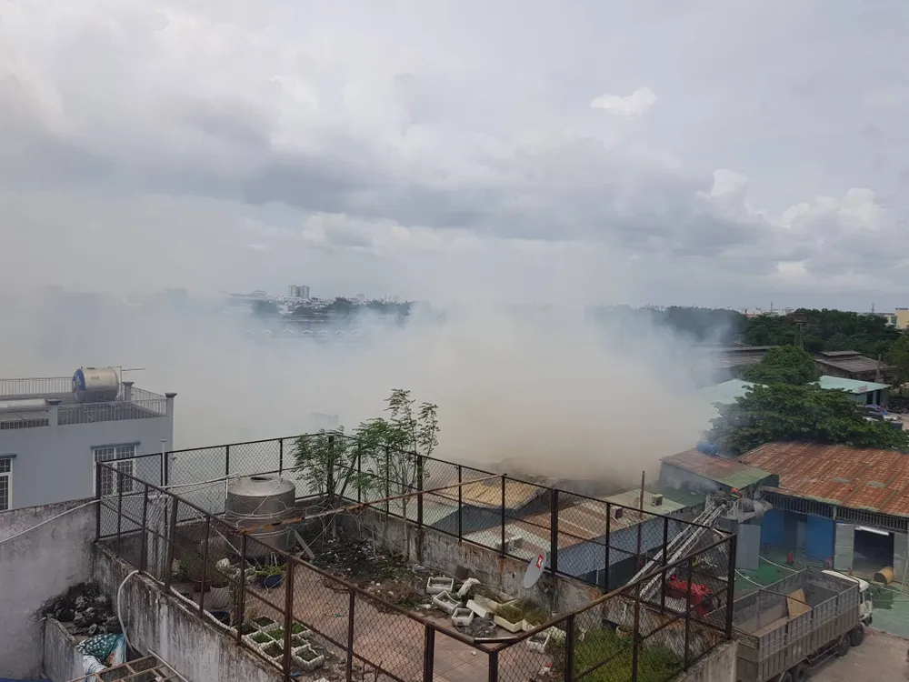 Hàng trăm cảnh sát tham gia chữa cháy ở xưởng gỗ gần siêu thị Co.opmart ảnh 2