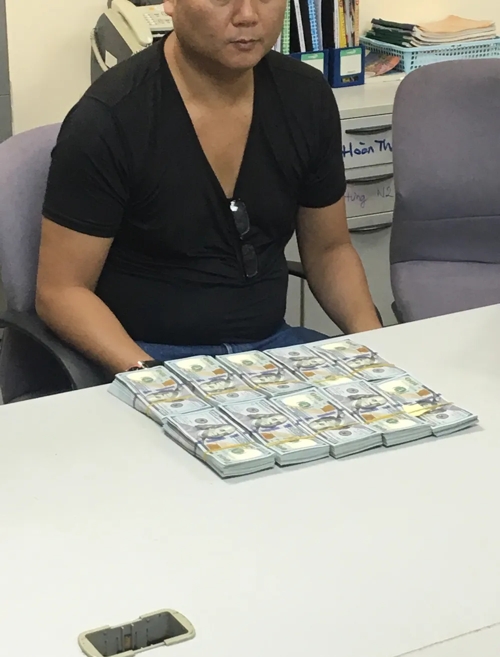 Phát hiện hành khách giấu 97.000 USD khi làm thủ tục xuất cảnh ảnh 1