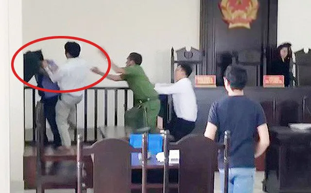 Khởi tố người tấn công kiểm sát viên, công an, phóng viên tại tòa án ảnh 1