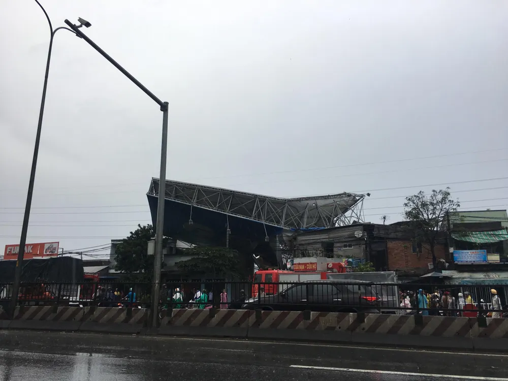  Bảng quảng cáo đổ sập đè nhà dân, 1 người chết, 1 người bị thương ảnh 3