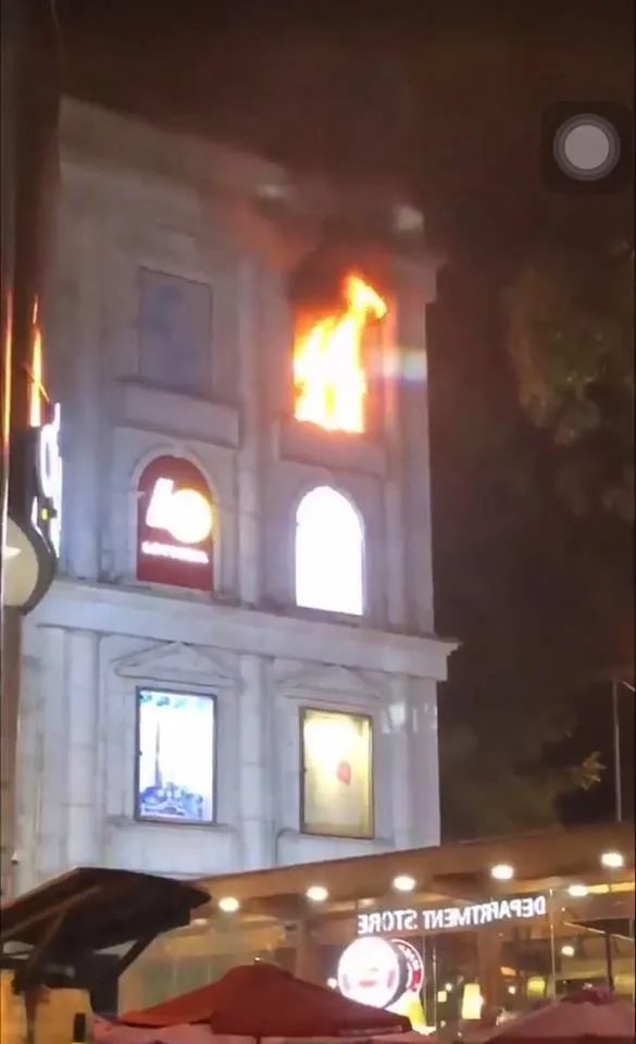 Cháy biển hiệu trung tâm thương mại Diamond Plaza ảnh 2