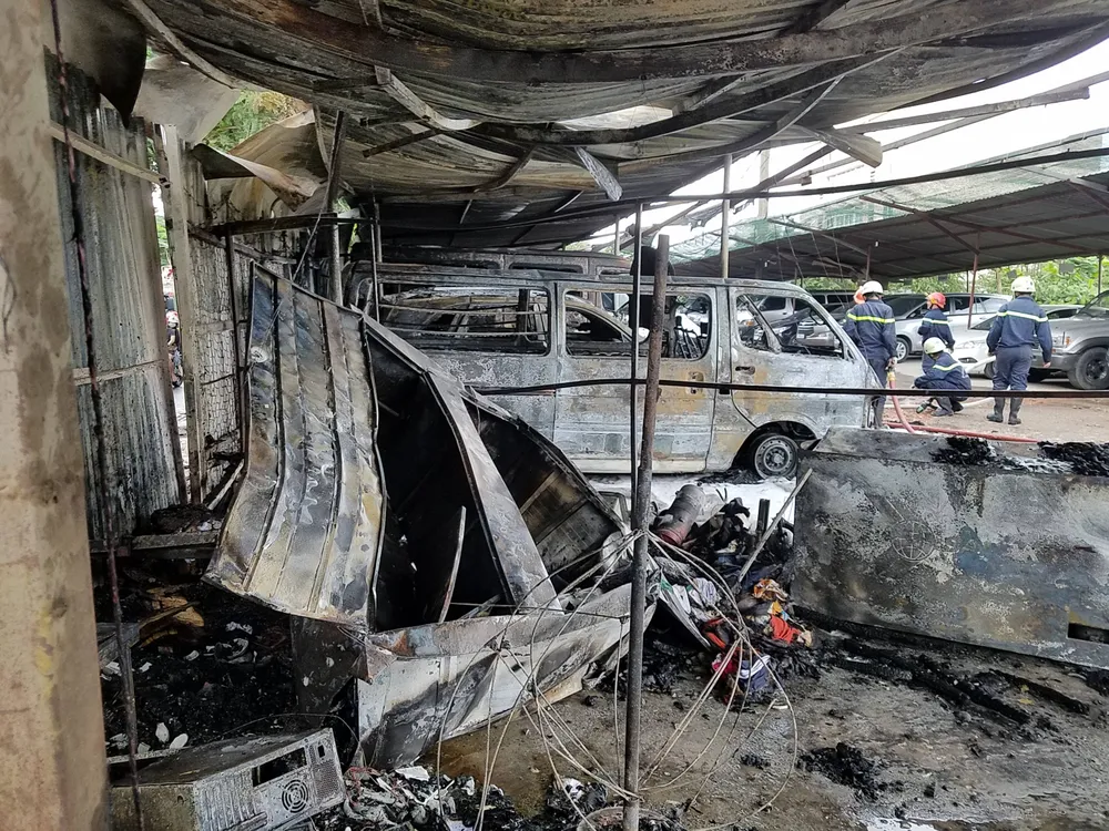 Cháy bãi giữ xe, 3 ô tô bị thiêu rụi ảnh 2