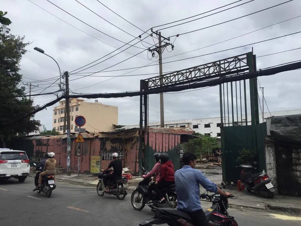 Cháy bãi giữ xe, 3 ô tô bị thiêu rụi ảnh 1