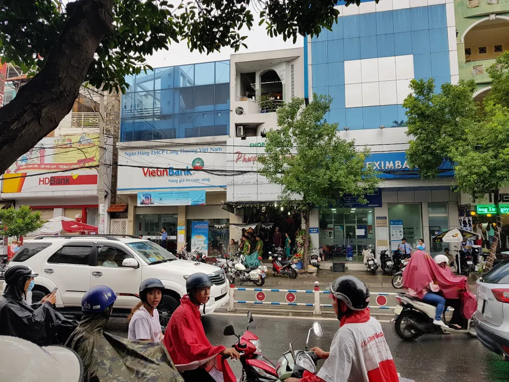 Bắt kẻ nghi ngáo đá cướp tiền ở ngân hàng quận Tân Phú ảnh 1