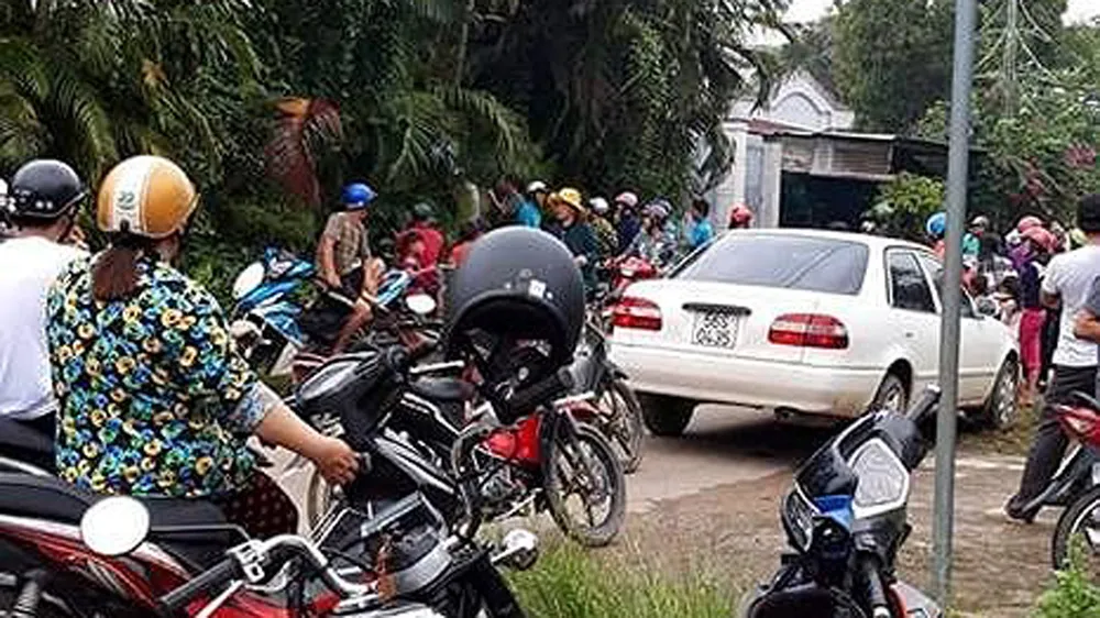 Người dân địa phương theo dõi vụ việc. Ảnh: N.Đ.N