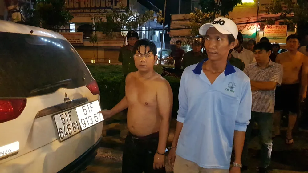 CSGT vây bắt 2 anh em cùng 12.600 bao thuốc lá lậu ảnh 2