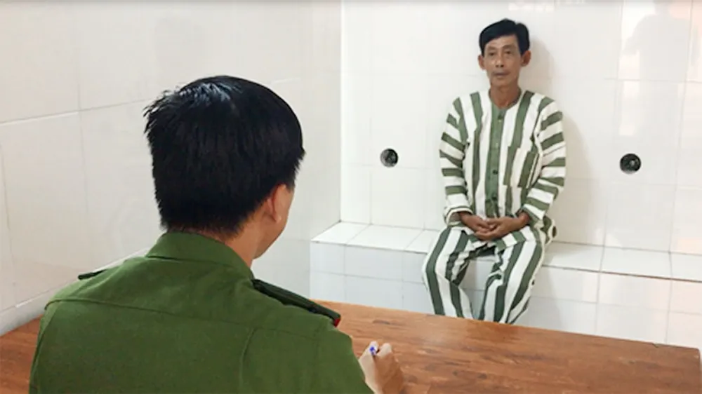 Công an lấy lời khai đối tượng. Ảnh: CHÍ THẠCH