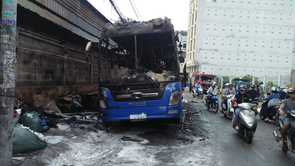 Xe giường nằm đậu trên phố bốc cháy dữ dội ảnh 1