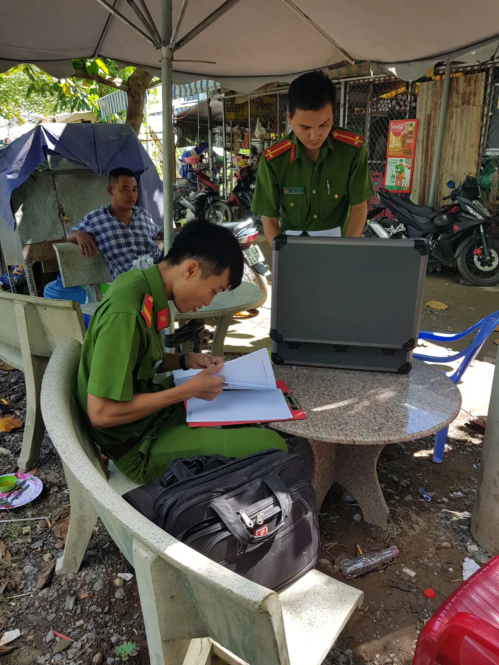 Chồng giết vợ rồi ôm con gái 8 tháng tuổi cố thủ đổ xăng đòi tự tử ảnh 3