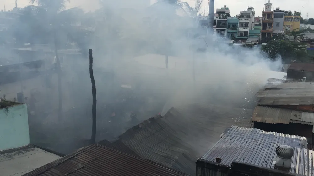 Cháy nhà dân ở chân cầu Bình Lợi, Bình Thạnh ảnh 3