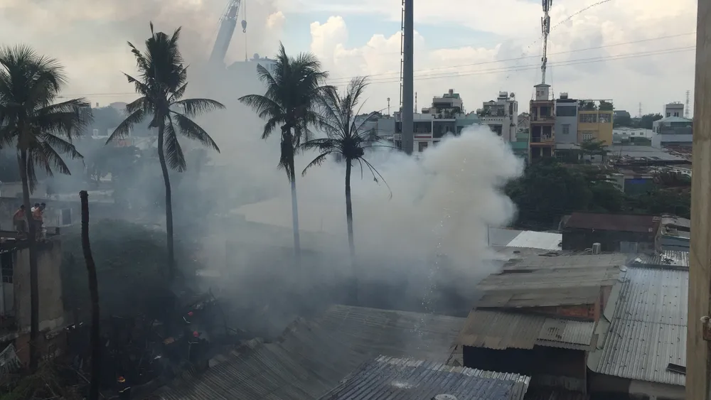 Cháy nhà dân ở chân cầu Bình Lợi, Bình Thạnh ảnh 4