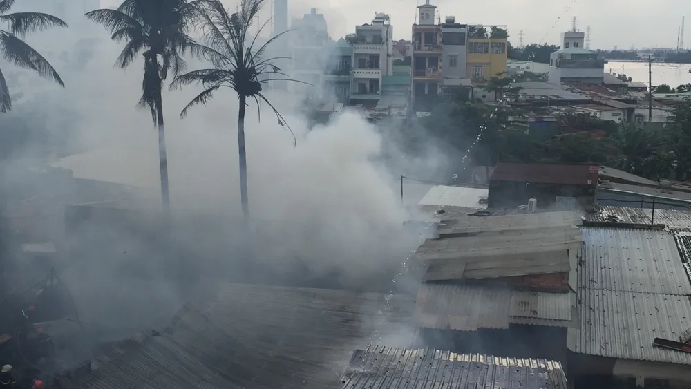 Cháy nhà dân ở chân cầu Bình Lợi, Bình Thạnh ảnh 6